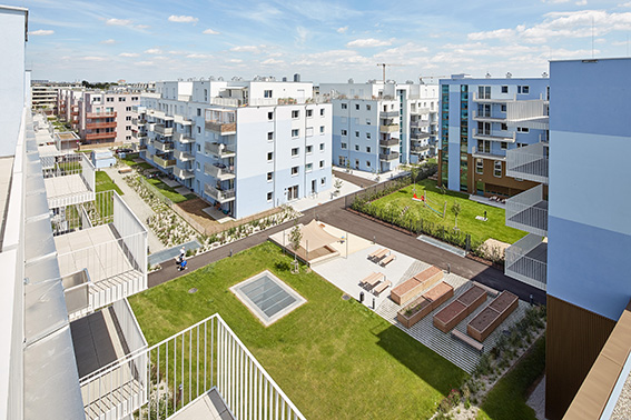 vnútroblok moderného mestského bývania plný zelene